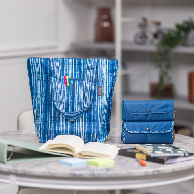 2G2A7686 scaled Insulated Market Tote Set 3-Piece Set of Foldable Bags - Blue Denim Stripe